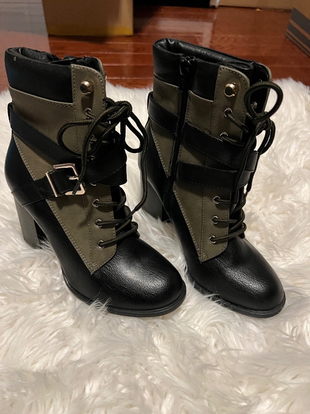 Apt. 9 green & black chunky block heel size women’s 6 minor flaws*